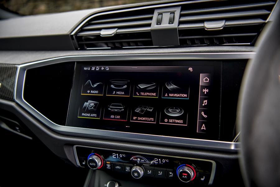 Детали интерьера Audi RS Q3 2019 года  (UK) (фото 6 из 63)